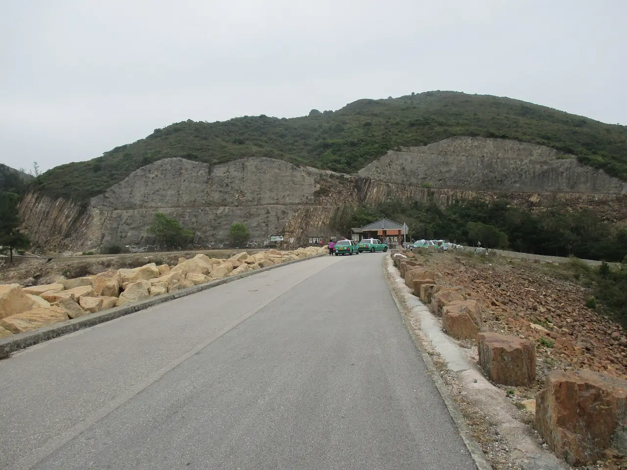 หินเสาหินภูเขาไฟที่เขื่อน High Island Reservoir East Dam ในเขตจีโอพาร์ค ภาพเป็นบรรยากาศของหิน ไม่ใช่เส้นทางที่เสนอ
