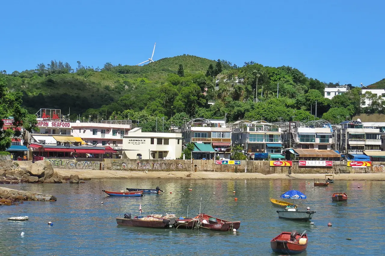 หมู่บ้าน Yung Shue Wan บนเกาะลามมา ภาพเป็นบรรยากาศริมน้ำของหมู่บ้าน ไม่ใช่เวลาที่เรือเข้าท่า