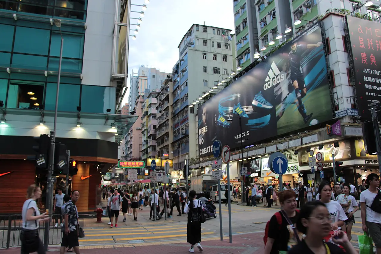ถนน Fa Yuen ย่านมงก๊กซึ่งมีร้านรองเท้ากีฬาเรียงกัน ภาพเป็นบรรยากาศของถนน