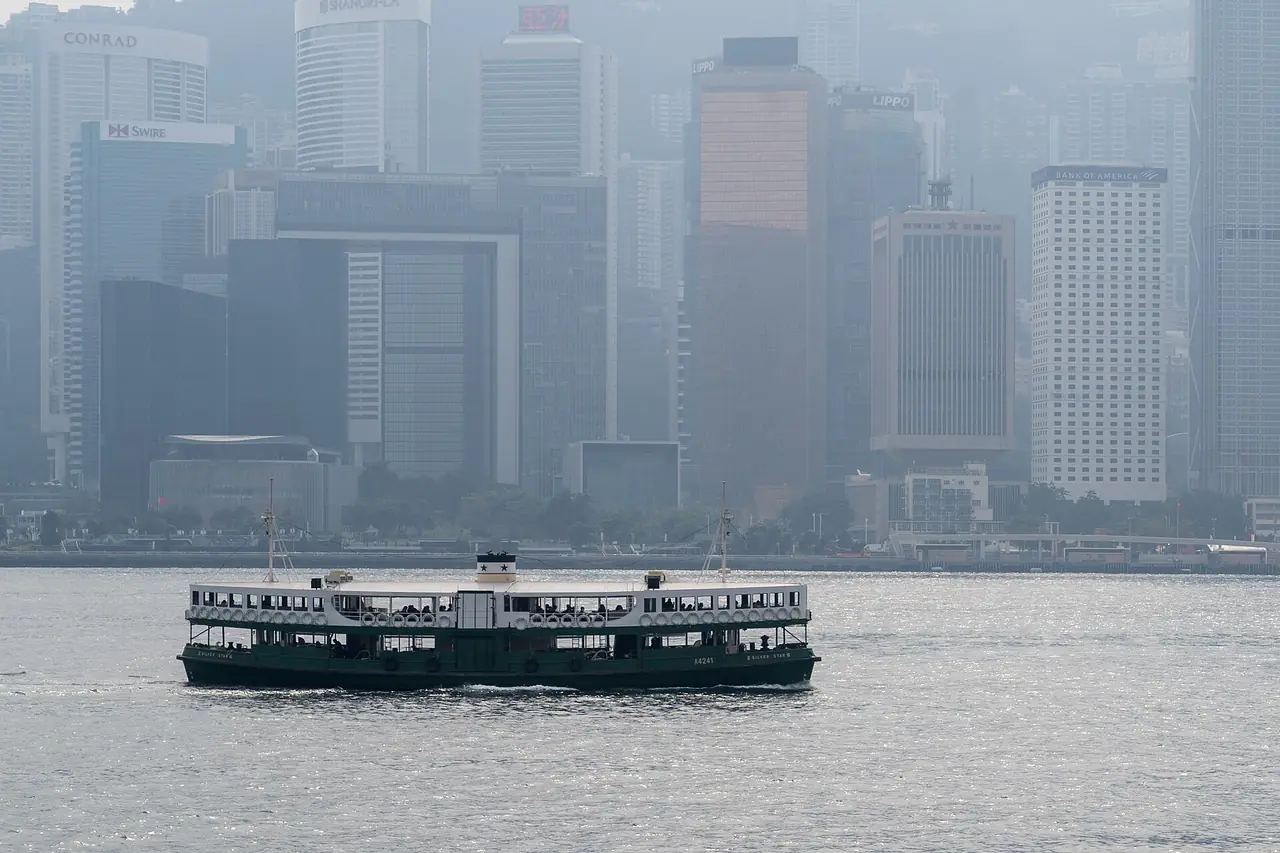 ภาพประกอบ ฮ่องกง: อ่าววิกตอเรีย สตาร์เฟอร์รี่ 2569 ค่าเรือ HK$5 โชว์ไฟ