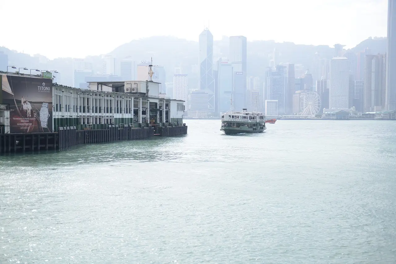 ท่าเรือสตาร์เฟอร์รี่กับอ่าววิกตอเรียมองจากด้านบน ภาพเป็นบรรยากาศของท่า ไม่ใช่เส้นทางที่ระบุ