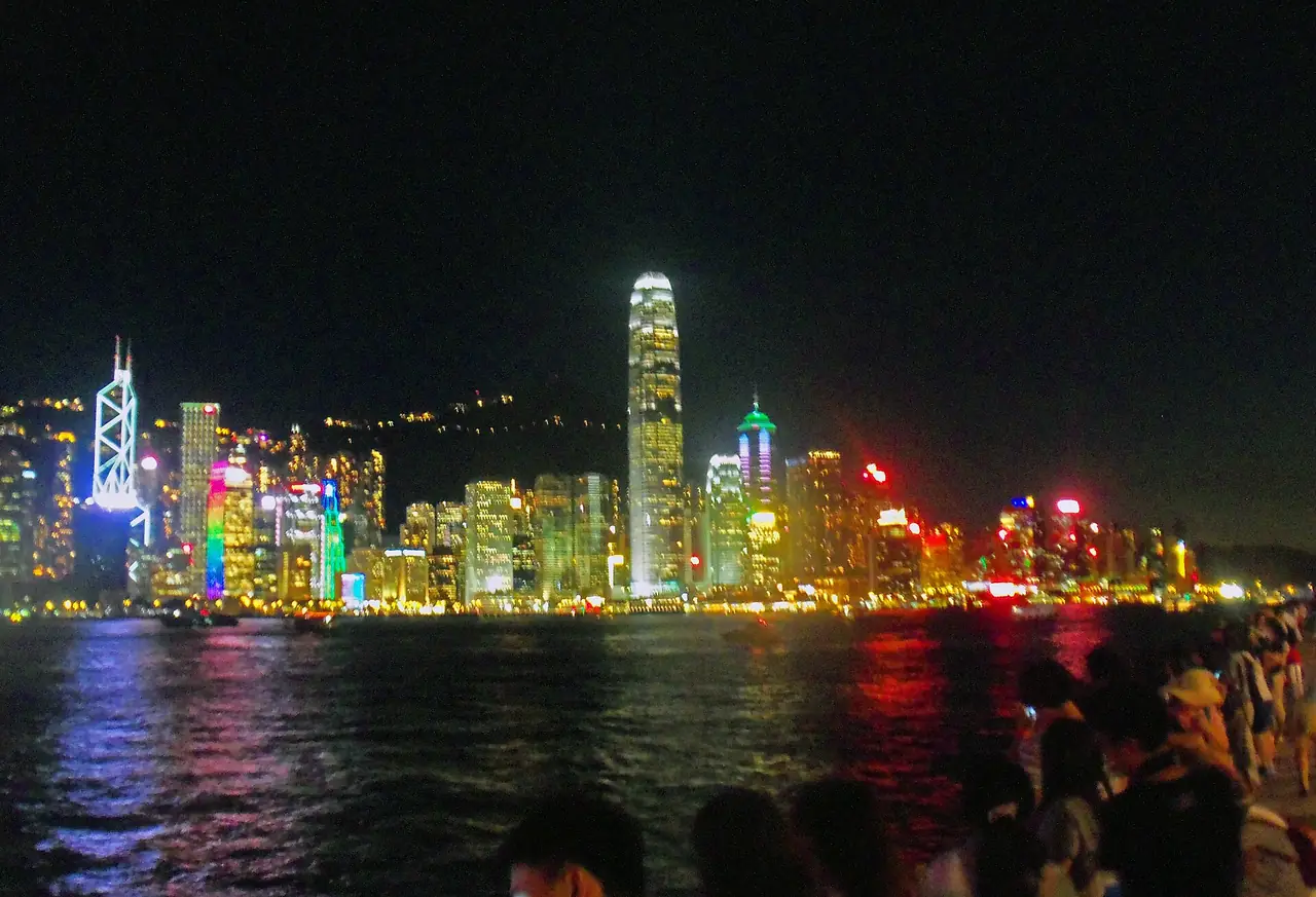 มุมมองตึกฝั่งเกาะฮ่องกงจากจิมซาจุ่ยตอนโชว์ Symphony of Lights ภาพนี้เป็นบรรยากาศของโชว์ ไม่ใช่คืนที่ระบุ