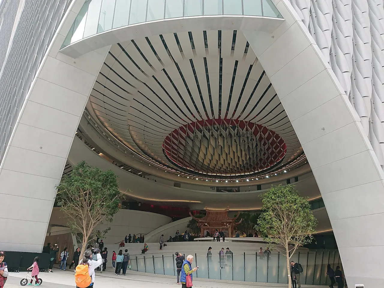 ทางเข้าหลักของศูนย์ Xiqu ที่ West Kowloon เป็นภาพอาคารภายนอก