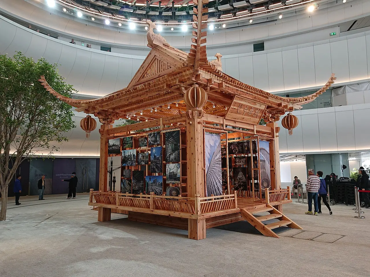 ห้องโถงกลาง (atrium) ของศูนย์ Xiqu มีโครงสร้างไม้ ภาพนี้เป็นบรรยากาศของพื้นที่ ไม่ใช่รอบการแสดงจริง
