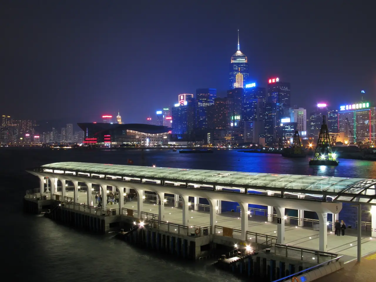 ท่าเรือ Central Pier 9 ยามค่ำ ฝั่งเกาะฮ่องกง