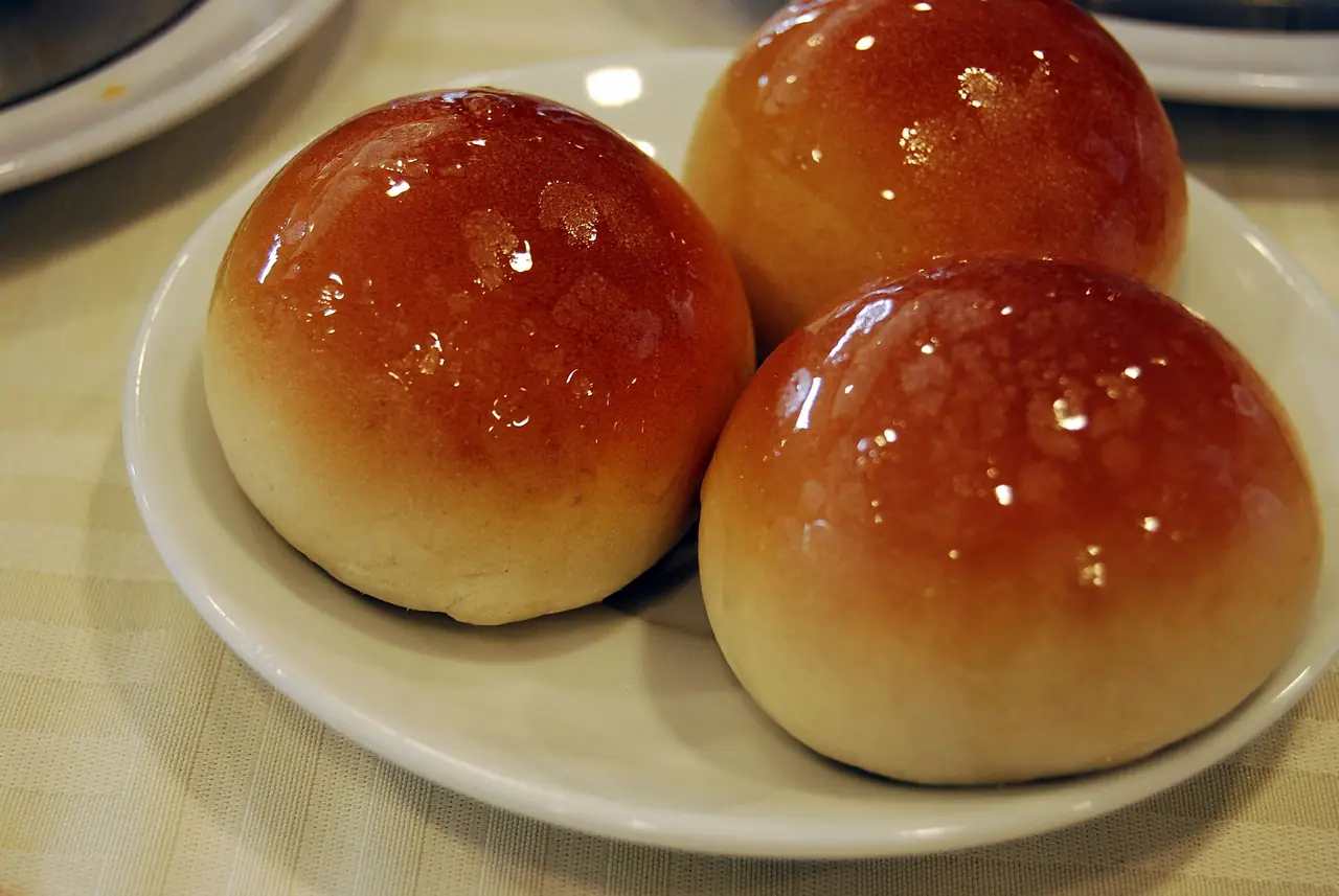 ซาลาเปาหมูแดงหน้าเงา ภาพจาก Wikimedia Commons ผู้ถ่าย Jess Lander สัญญา CC BY 2.0 ไม่ระบุร้านและปีในหน้าไฟล์ เป็นภาพตัวอย่าง