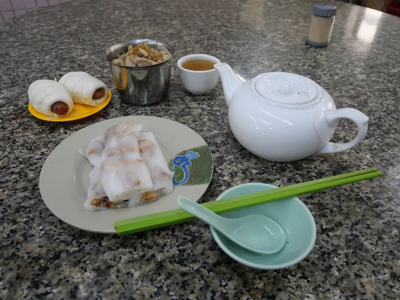 ชุดยัมฉาสำหรับหนึ่งคน มีกาน้ำชา เฉิงฝัน และไส้กรอกห่อแป้ง ที่ร้านใน Tsuen Wan ภาพจาก Wikimedia Commons ผู้ถ่าย Peachyeung316 สัญญา CC BY-SA 4.0 ไม่ระบุปีถ่ายในหน้าไฟล์