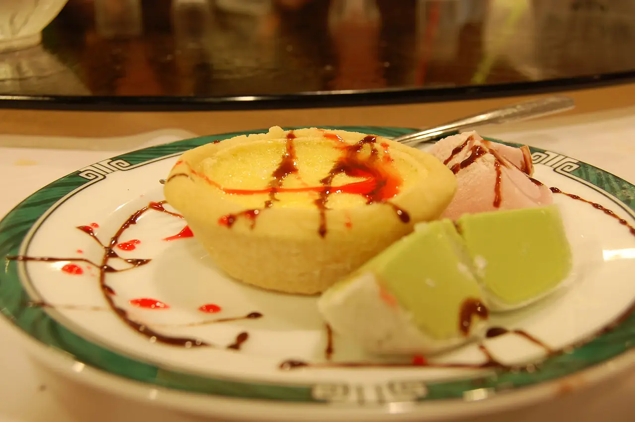 ทาร์ตไข่และของหวานบนจาน ภาพจาก Wikimedia Commons ผู้ถ่าย stu_spivack สัญญา CC BY-SA 2.0 ไม่ระบุร้านและปีในหน้าไฟล์ เป็นภาพตัวอย่างของหวานปิดท้ายมื้อ