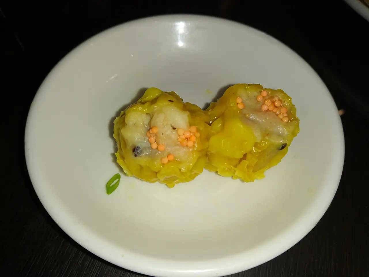 เสี่ยวมายโรยไข่ปลา (tobiko) ภาพจาก Wikimedia Commons ผู้ถ่าย Ceeseven สัญญา CC BY-SA 4.0 ไม่ระบุร้านและปีในหน้าไฟล์ เป็นภาพตัวอย่าง