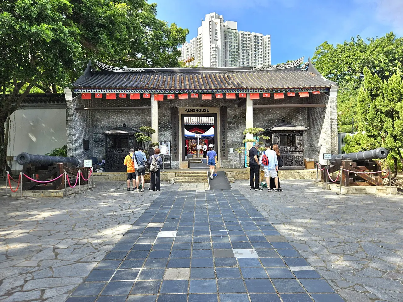 อาคารจีนโบราณและปืนใหญ่ในสวน Kowloon Walled City Park ภาพถ่ายเดือนต.ค. 2568 ภาพจาก Wikimedia Commons ผู้ถ่าย 姒姓賢寧 สัญญา CC0