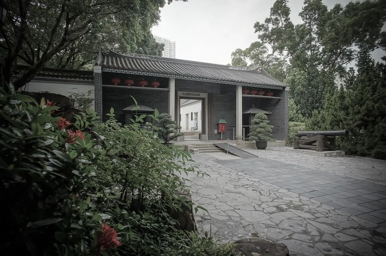 ด้านหน้าของ Former Yamen Building ในสวน Kowloon Walled City Park ภาพถ่ายไม่ระบุปี ภาพจาก Wikimedia Commons ผู้ถ่าย Mk2010 สัญญา CC BY-SA 3.0
