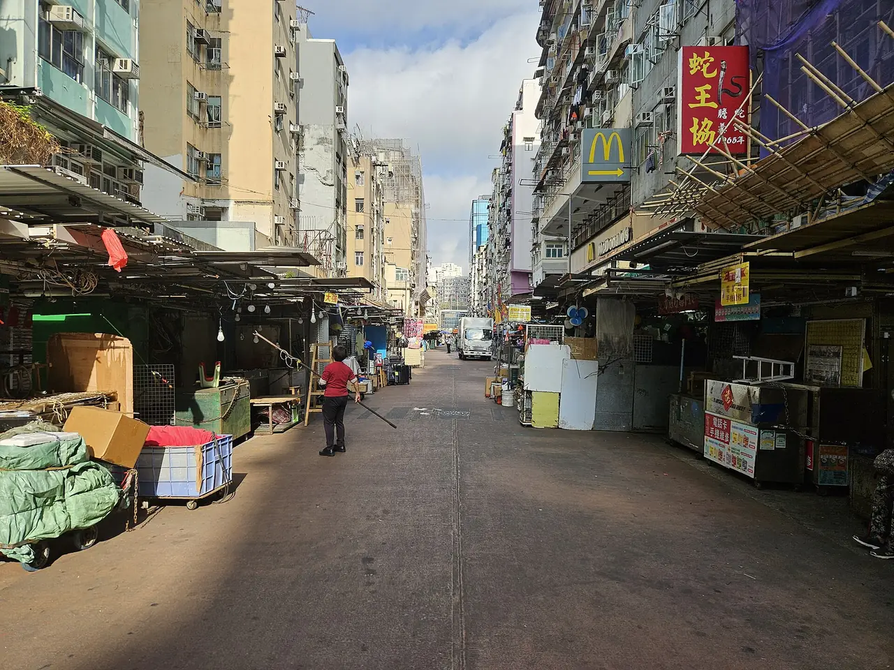 ถนน Apliu Street ใน Sham Shui Po ภาพถ่ายเดือนก.พ. 2567 ตอนที่แผงยังเปิดไม่เต็มและมีป้ายร้านอาหาร ภาพจาก Wikimedia Commons ผู้ถ่าย 姒姓賢寧 สัญญา CC BY 4.0