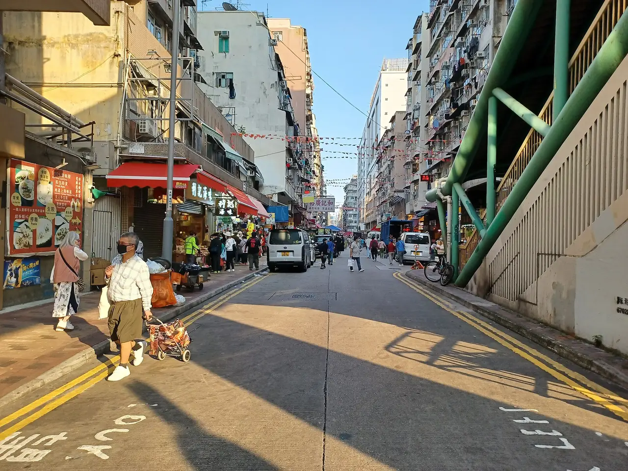 ถนน Ki Lung Street ใน Sham Shui Po ภาพถ่ายเดือนเม.ย. 2565 ย่านขายผ้าและวัสดุตัดเย็บตามบทความ Wikipedia ภาพจาก Wikimedia Commons ผู้ถ่าย 姒姓賢寧 สัญญา CC BY-SA 4.0