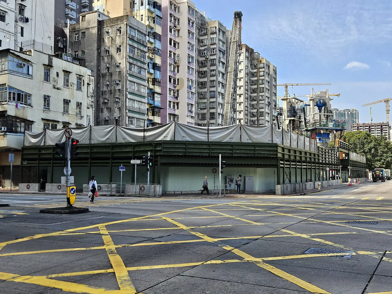 พื้นที่เดิมของ Yen Chow Street Hawker Bazaar ที่ถูกล้อมรั้ว ภาพถ่ายเดือนธ.ค. 2567 ชื่อไฟล์ใน Commons ระบุว่าถูกรื้อแล้ว ภาพจาก Wikimedia Commons ผู้ถ่าย 姒姓賢寧 สัญญา CC BY 4.0