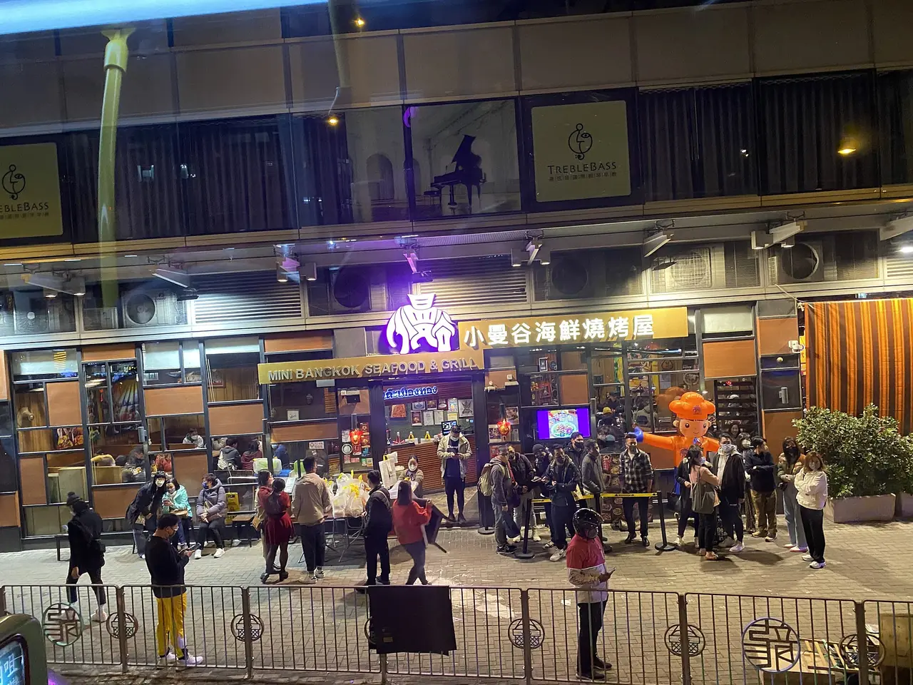 หน้าร้านอาหารทะเลและย่างที่ Kowloon City ตอนกลางคืน ภาพถ่ายเดือนม.ค. 2566 เป็นภาพบรรยากาศย่าน ไม่ใช่การรับรองร้านนี้ ภาพจาก Wikimedia Commons ผู้ถ่าย LN9267 สัญญา CC BY-SA 4.0