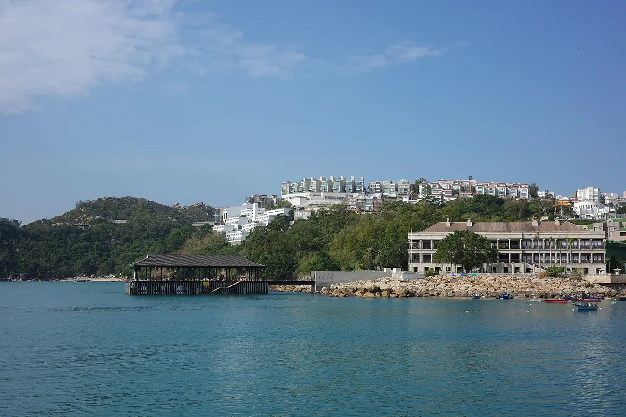 ท่าเรือ Blake Pier (ซ้าย) และ Murray House (ขวา) ที่อ่าวสแตนลีย์ ภาพถ่ายเดือนม.ค. 2569 ภาพจาก Wikimedia Commons ผู้ถ่าย Nick-D สัญญา CC BY-SA 4.0