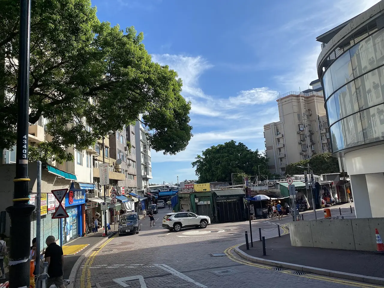 ถนนใกล้ทางเข้าตลาดสแตนลีย์ ภาพถ่ายเดือนมิ.ย. 2566 เป็นภาพบรรยากาศถนน ไม่ใช่ภาพแผงในตลาด ภาพจาก Wikimedia Commons ผู้ถ่าย LN9267 สัญญา CC BY-SA 4.0