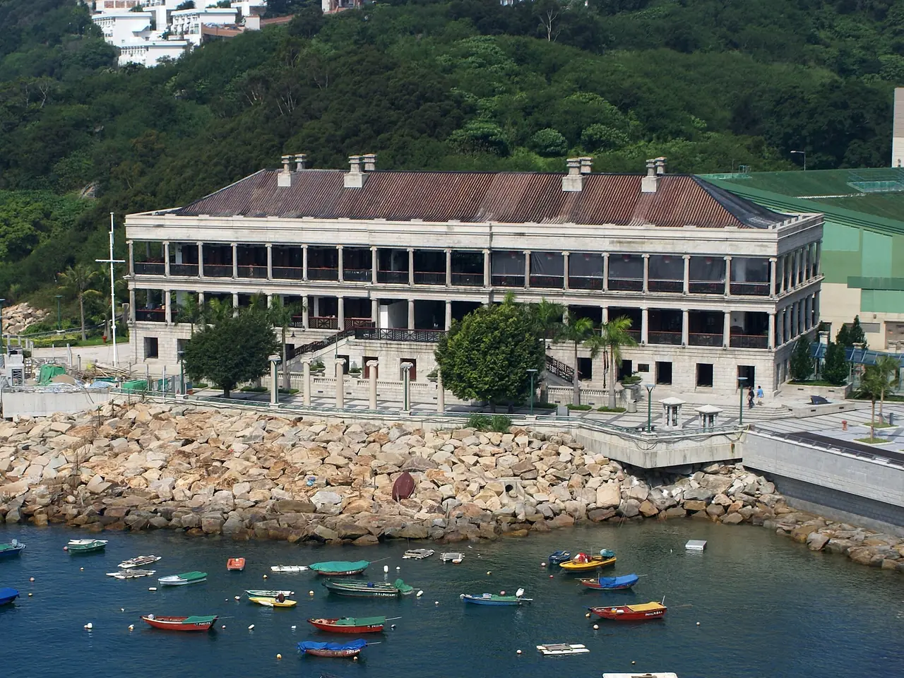 Murray House ที่สแตนลีย์ มองเห็นระเบียงหลายชั้นและหลังคา ภาพจาก Wikimedia Commons ผู้ถ่าย Hankt สัญญา CC BY 3.0 ไม่ระบุปีถ่ายในหน้าไฟล์