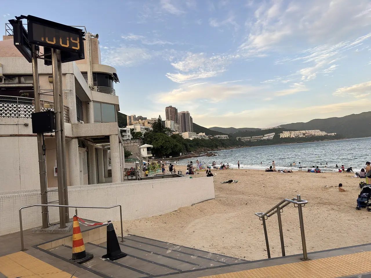 หาด Stanley Main Beach มองจากทางลงหาด ภาพถ่ายเดือนก.ย. 2567 ภาพจาก Wikimedia Commons ผู้ถ่าย LN9267 สัญญา CC BY-SA 4.0
