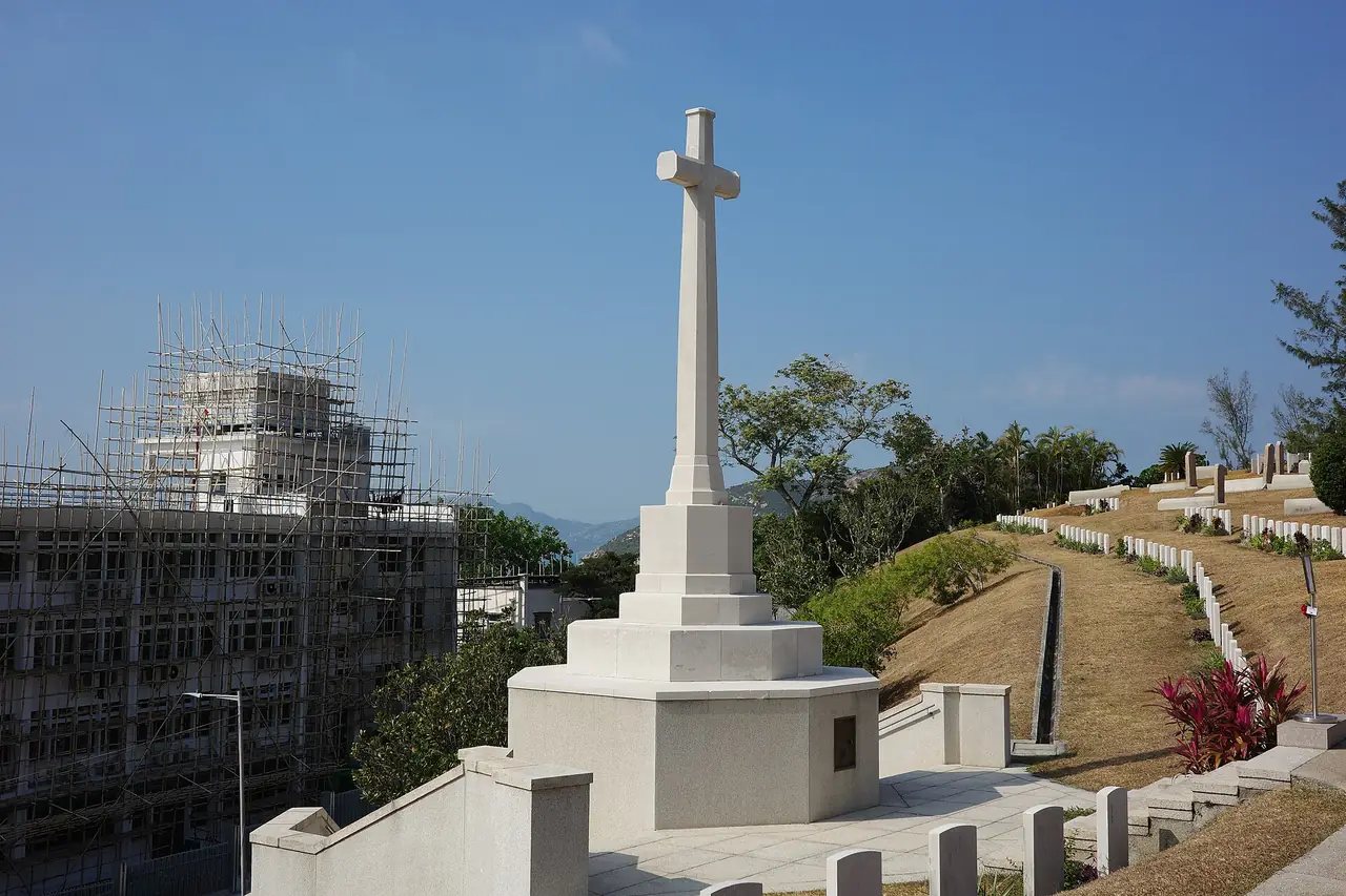 ไม้กางเขนแห่งการเสียสละ (Cross of Sacrifice) ที่สุสานทหารสแตนลีย์ ภาพถ่ายเดือนม.ค. 2569 มีนั่งร้านก่อสร้างอยู่ด้านซ้ายของภาพ ภาพจาก Wikimedia Commons ผู้ถ่าย Nick-D สัญญา CC BY-SA 4.0