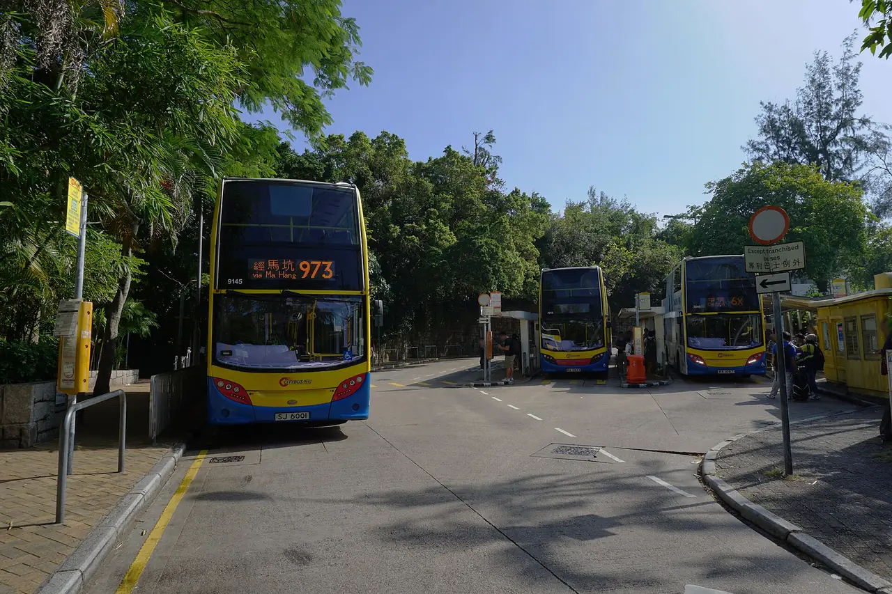 ลานจอดรถเมล์ Stanley Market Bus Terminus มีรถ Citybus สาย 973 จอดอยู่ ภาพจาก Wikimedia Commons ผู้ถ่าย Prosperity Horizons สัญญา CC BY-SA 4.0 ไม่ระบุปีถ่ายในหน้าไฟล์