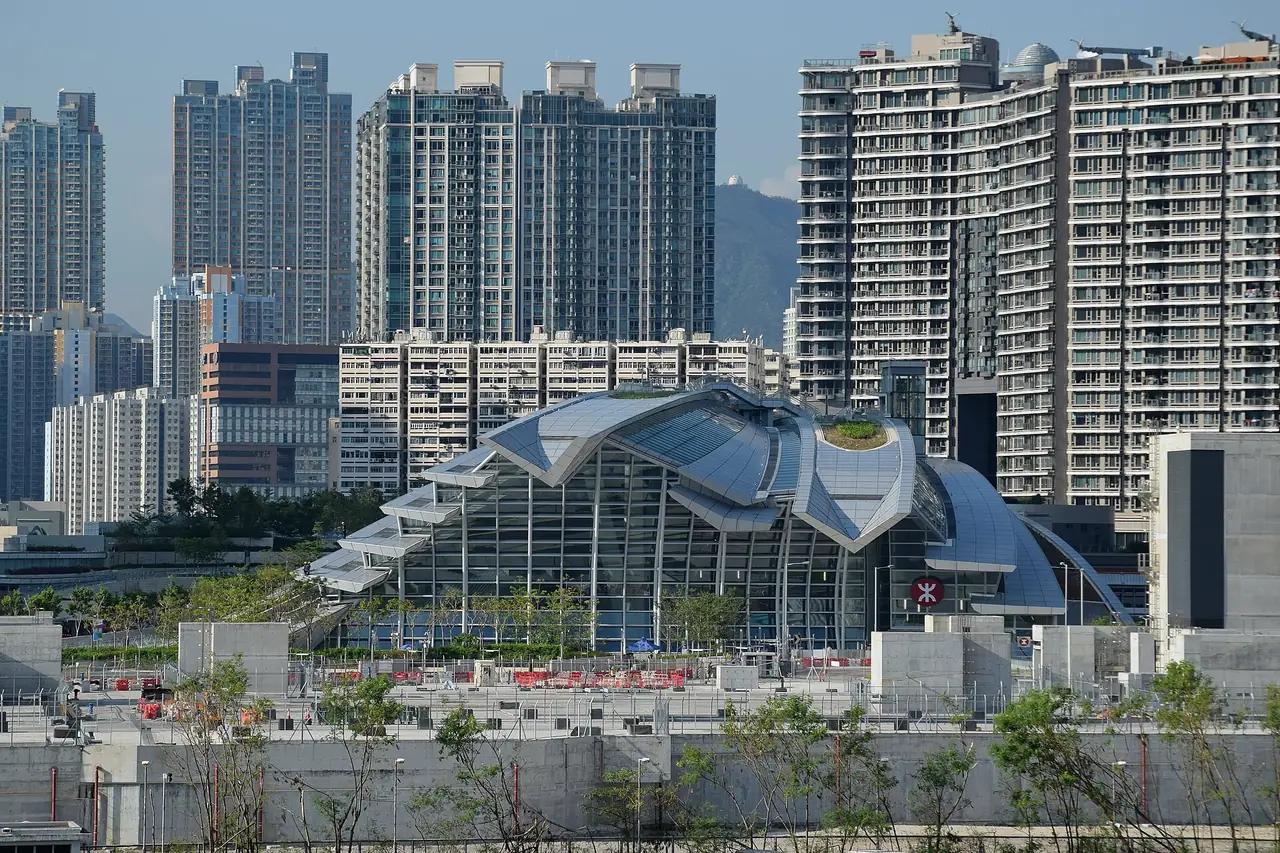 สถานีรถไฟความเร็วสูง Hong Kong West Kowloon มองจากภายนอก ภาพจาก Wikimedia Commons ผู้ถ่าย Baycrest สัญญา CC BY-SA 2.5 ไม่ระบุปีถ่ายในหน้าไฟล์