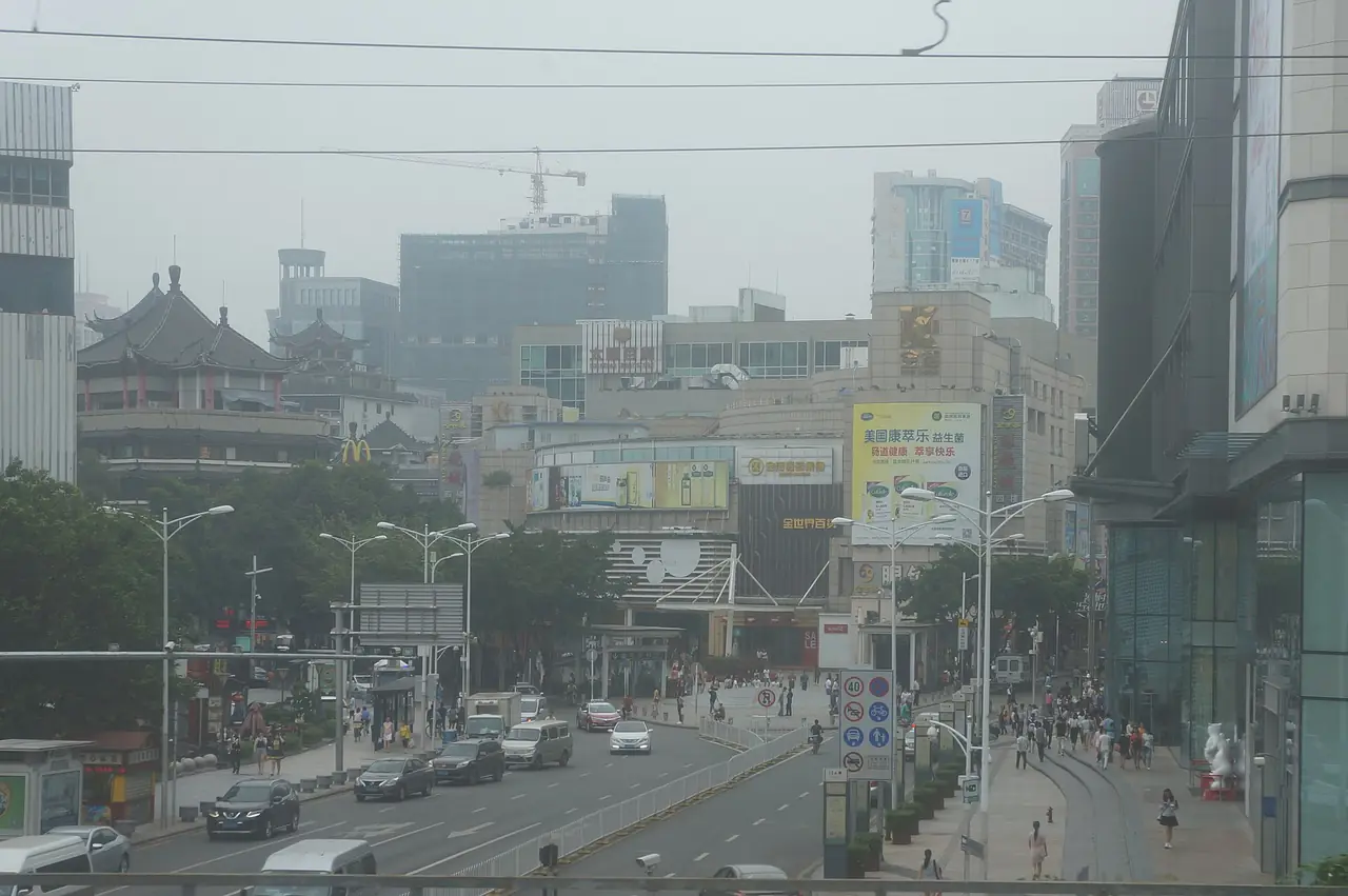 ถนนบริเวณ Dongmen ใน Luohu ภาพถ่ายเดือนก.ย. 2559 บรรยากาศถนนที่อาจเปลี่ยนไปแล้ว ภาพจาก Wikimedia Commons ผู้ถ่าย MNXANL สัญญา CC BY-SA 4.0