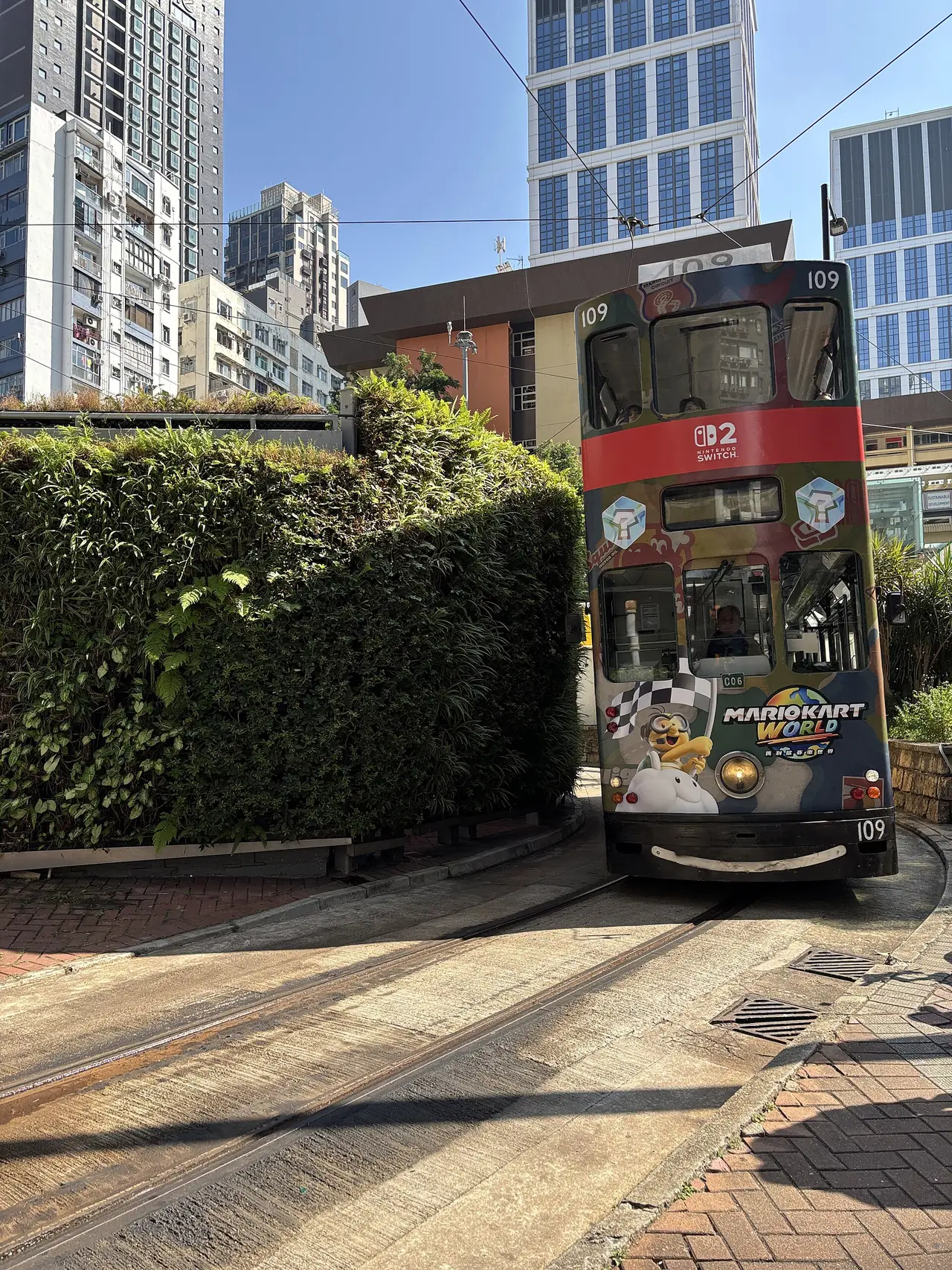 รถรางที่ปลายทาง Causeway Bay ภาพถ่ายเดือนม.ค. 2569 ตัวรถมีโฆษณาเกม ภาพจาก Wikimedia Commons ผู้ถ่าย Nick-D สัญญา CC BY-SA 4.0