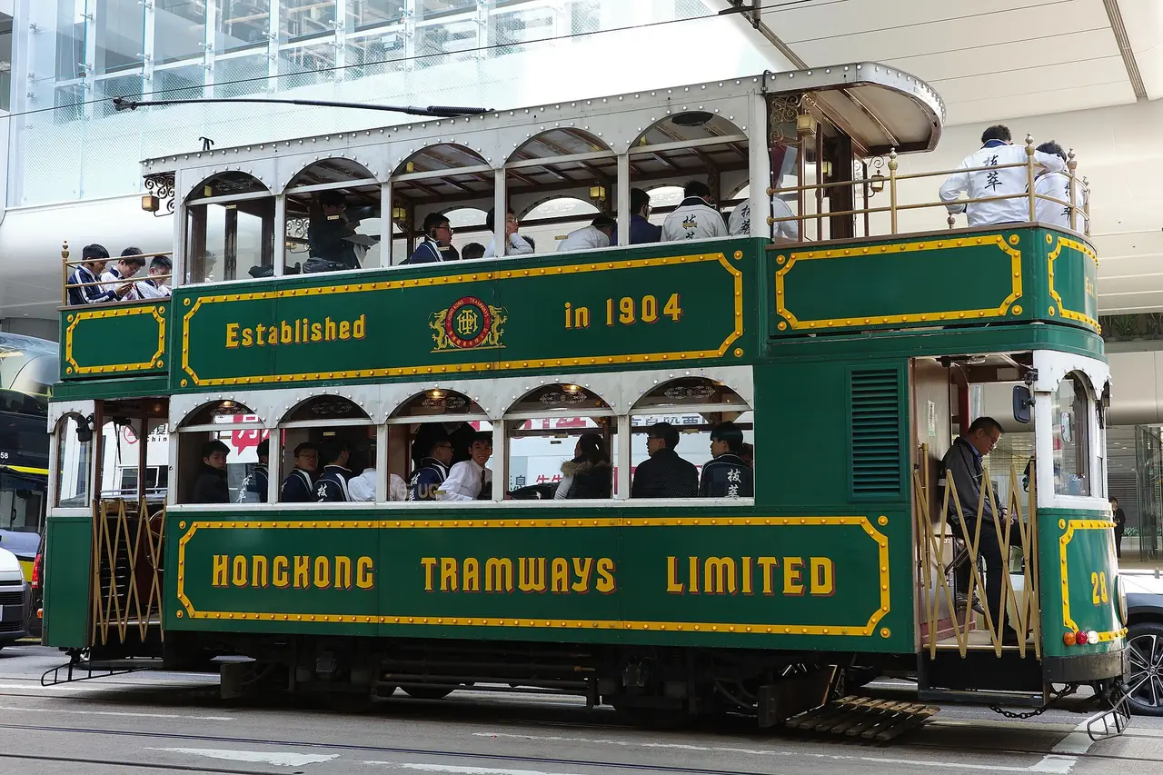 รถรางโบราณสีเขียวทองที่เขียนว่า Established in 1904 ภาพนี้เป็นรถรางพิเศษจากอีเวนต์ที่ถ่ายไว้ ไม่ได้ระบุปีถ่ายในหน้าไฟล์ ภาพจาก Wikimedia Commons ผู้ถ่าย Nick-D สัญญา CC BY-SA 4.0