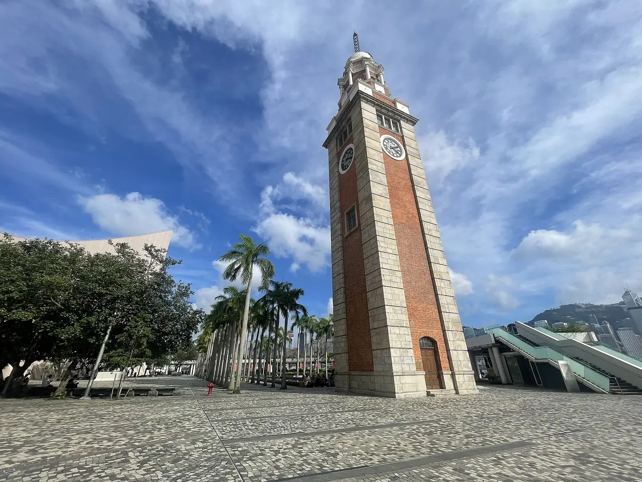 หอนาฬิกา Former Kowloon-Canton Railway Clock Tower ริมอ่าวจิมซาจุ่ย ภาพถ่ายเดือนมิ.ย. 2567 ภาพจาก Wikimedia Commons ผู้ถ่าย Asatsuyu2022 สัญญา CC BY-SA 4.0
