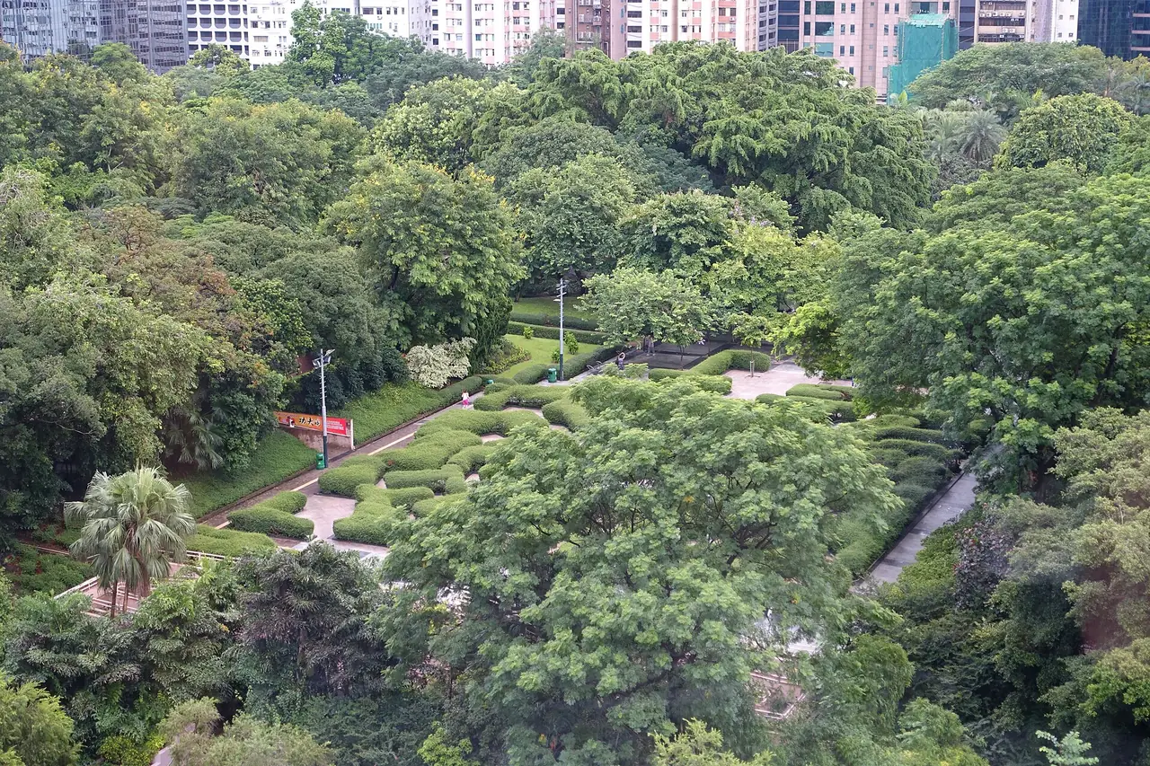 ภูมิทัศน์สวนใน Kowloon Park เห็นแปลงสวนและต้นไม้ ภาพจาก Wikimedia Commons ผู้ถ่าย Daderot สัญญา CC0 ไม่ระบุปีถ่ายในหน้าไฟล์