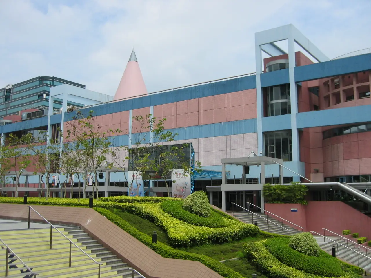 อาคาร Hong Kong Science Museum และลานด้านหน้า ไม่ระบุปีถ่ายในหน้าไฟล์ ภาพจาก Wikimedia Commons ผู้ถ่าย WiNG สัญญา CC BY 3.0
