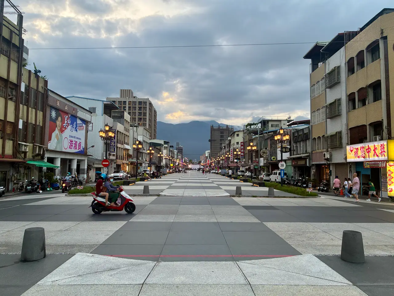 ถนนกลางเมืองฮัวเหลียนยามเย็น มีภูเขาเป็นฉากหลัง