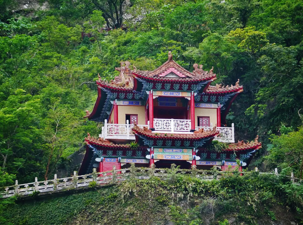 ศาลเจ้าฉางชุน (Eternal Spring Shrine) ภาพเก่าจาก Commons ตอนนี้ปิดตามแหล่งเอกชน