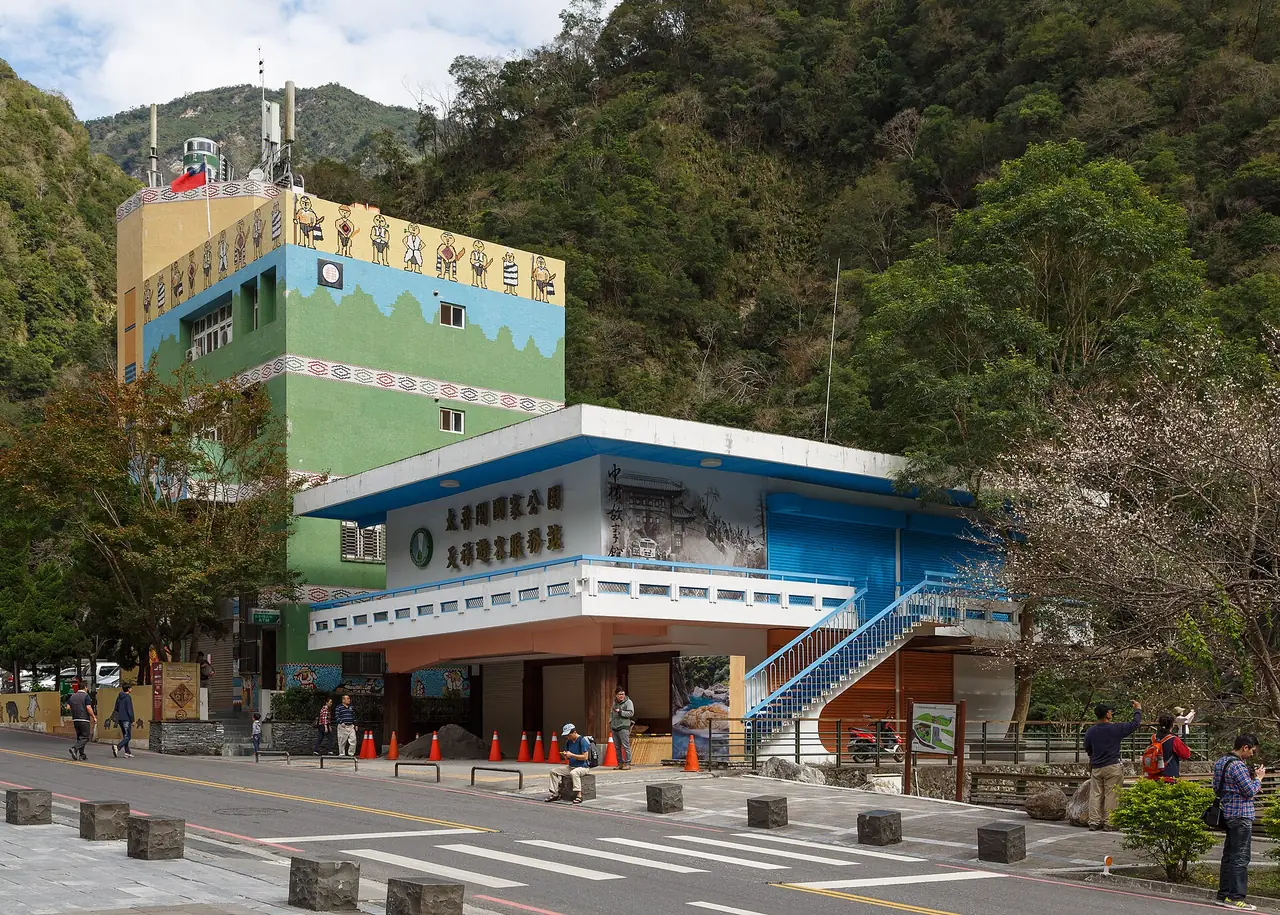 ศูนย์บริการเทียนเซียง ปลายหุบเขา ภาพจาก Commons ไม่ใช่สภาพวันนี้