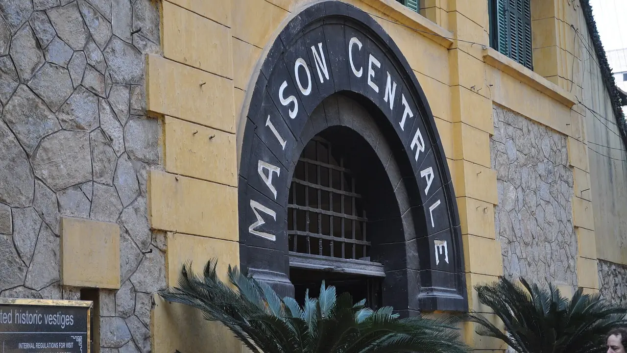 ประตูทางเข้าเดิมที่ยังเหลือ ป้าย Maison Centrale ของคุกฮัวโหล