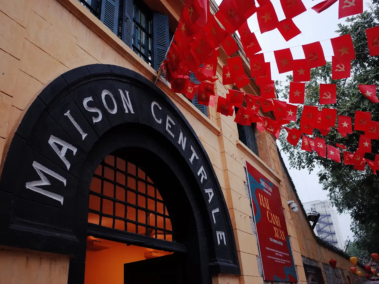 ป้ายชื่อ Maison Centrale เหนือประตูทางเข้า ภาพระยะใกล้