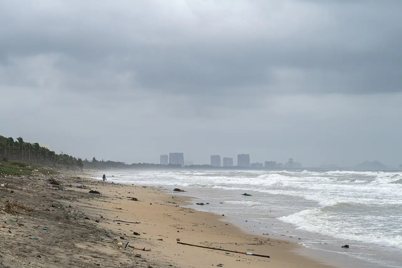 หาด An Bang ในเดือนพฤศจิกายน ภาพชายหาดที่ฟ้าครึ้ม