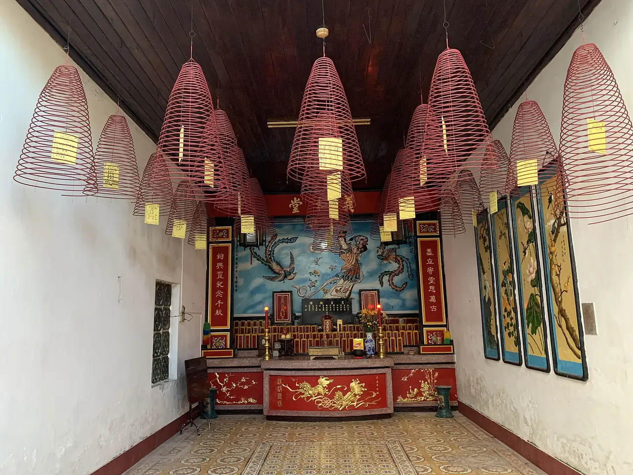 ภายในศาลาสมาคมกวางตุ้งในเมืองเก่าฮอยอัน มีธูปก้นหอยแขวนเพดาน