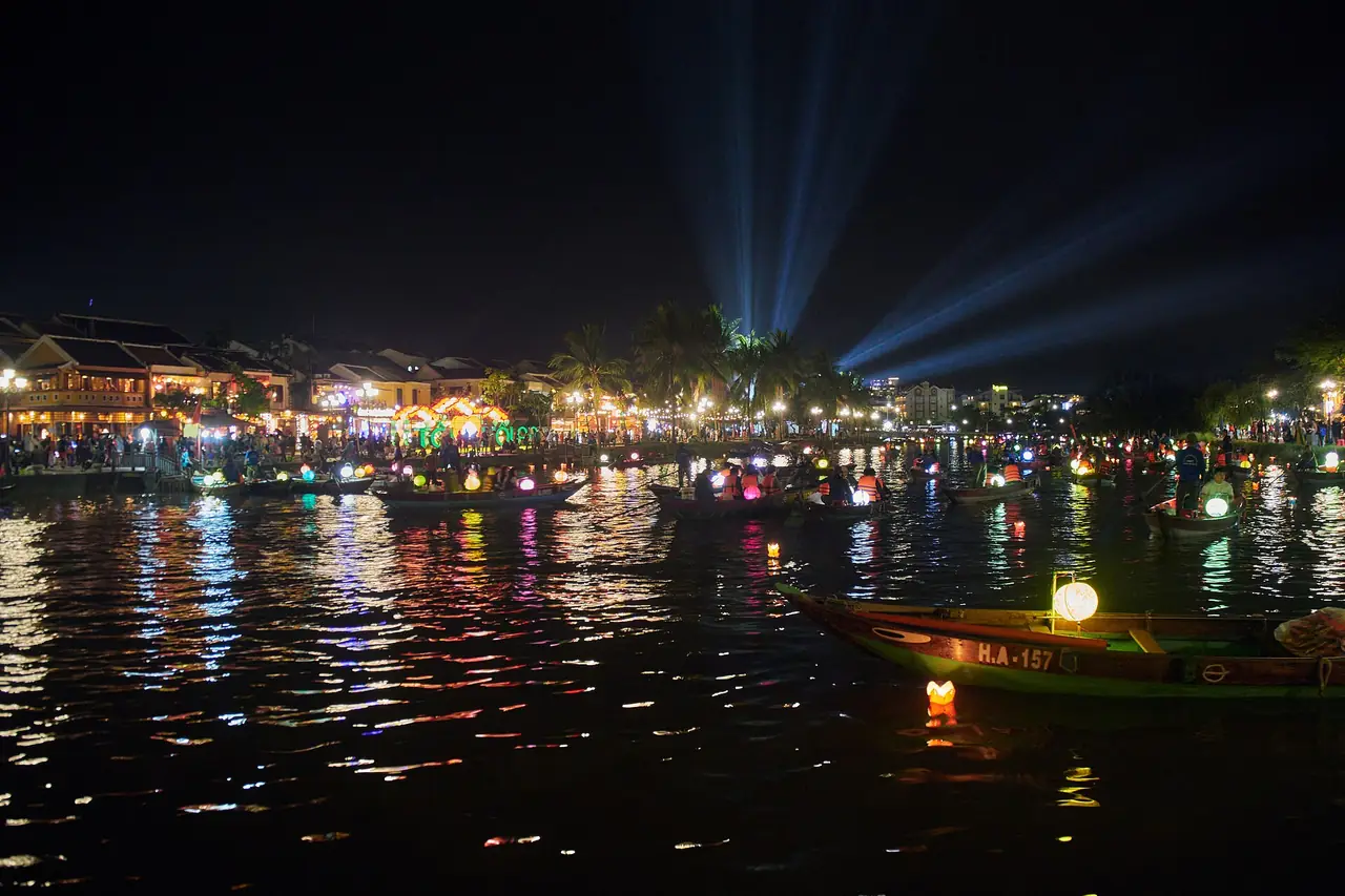 แม่น้ำทูโบนยามค่ำ ภาพเรือประดับโคมช่วงเทศกาลโคมไฟของฮอยอัน