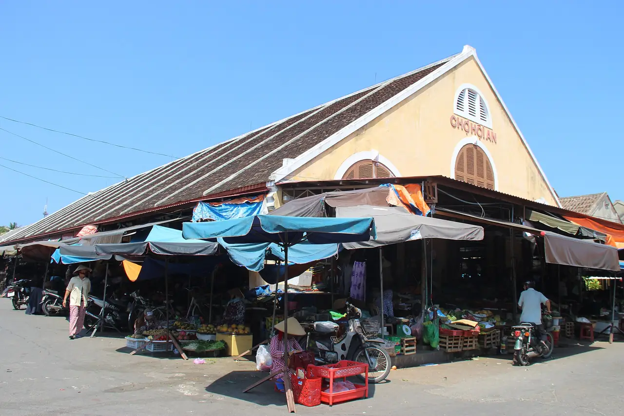 ตลาดกลางฮอยอัน ตัวอาคารและร้านค้าริมถนน