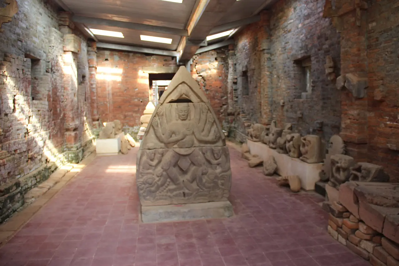 ภายในอาคารที่จัดวางศิลาและชิ้นส่วนหิน ชื่อไฟล์ต้นฉบับระบุกลุ่ม B C D