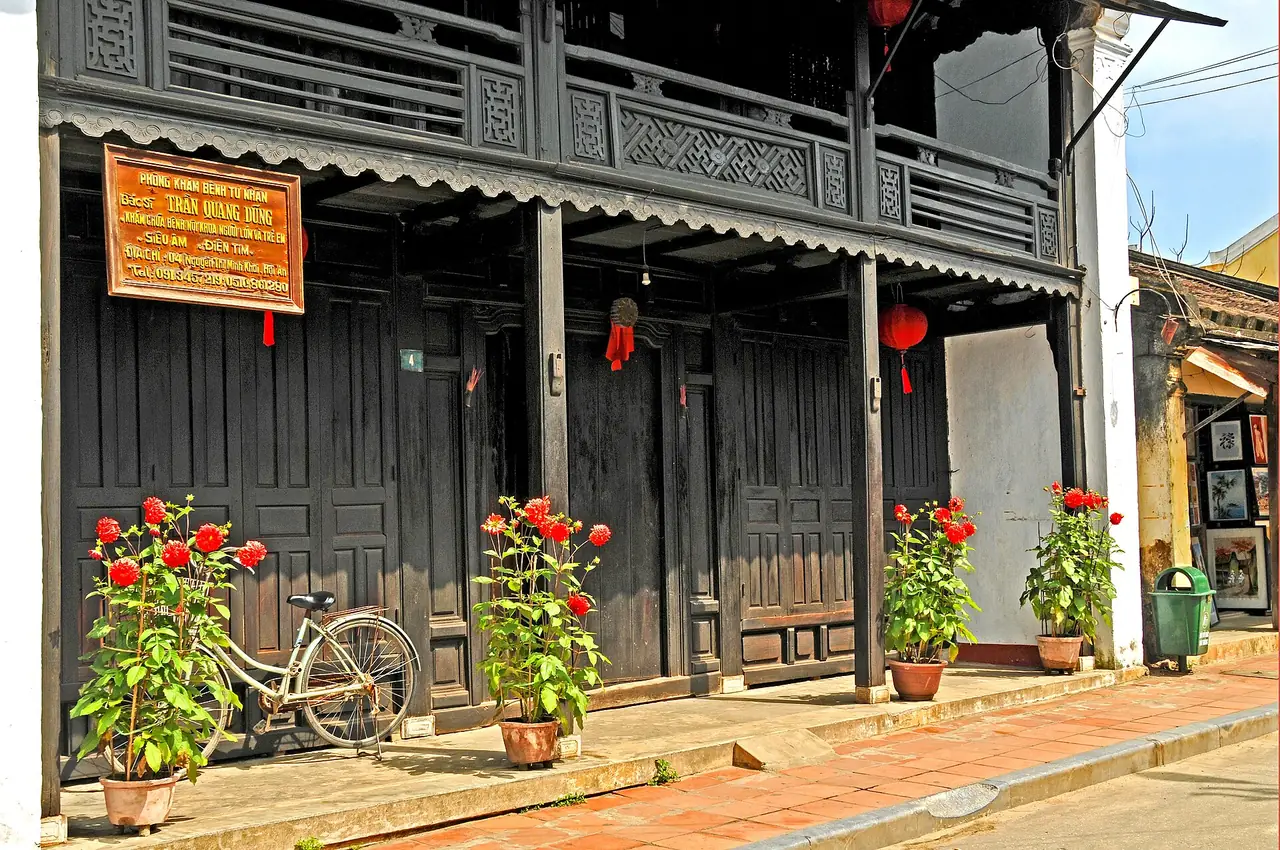 บ้านโบราณ Phung Hung ภาพมุมหน้าบ้านและระเบียงไม้