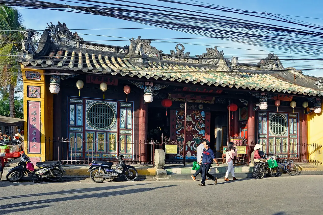 ศาลกวนกง (Quan Cong Temple) หนึ่งในสถานที่ในเมืองเก่า ภาพถ่ายตรงหน้าศาล
