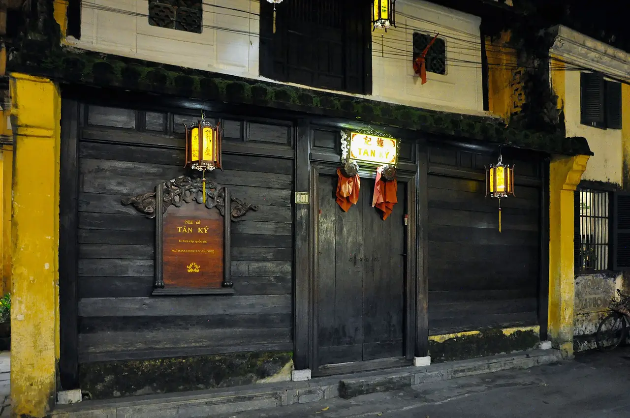 บ้านโบราณ Tan Ky ที่ถนน Nguyen Thai Hoc ภาพหน้าบ้านไม้