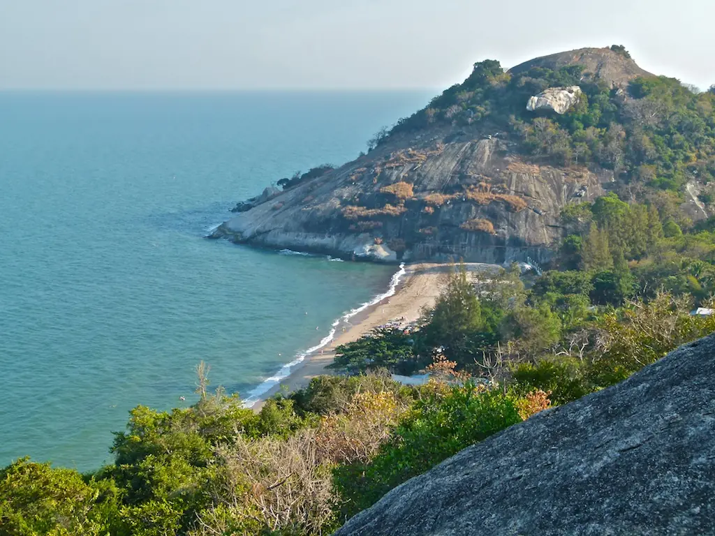 หาดสายน้อยแถวปากน้ำปราณ ทางใต้ของหัวหิน (ภาพบรรยากาศชายหาดแถบปราณบุรี ไม่ใช่โรงแรมในรายการ)