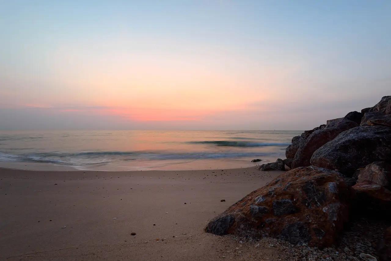 ชายหาดอ่าวไทยช่วงพระอาทิตย์ขึ้นแถวชะอำ ใกล้หัวหิน (ภาพบรรยากาศชายหาด ไม่ใช่โรงแรมใดโดยเฉพาะ)