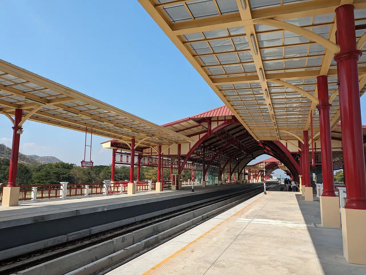 ชานชาลาสถานีรถไฟหัวหิน ภาพถ่ายเมื่อ 13 ม.ค. 2567 ตามชื่อไฟล์ ภาพของ Suikotei จาก Wikimedia Commons