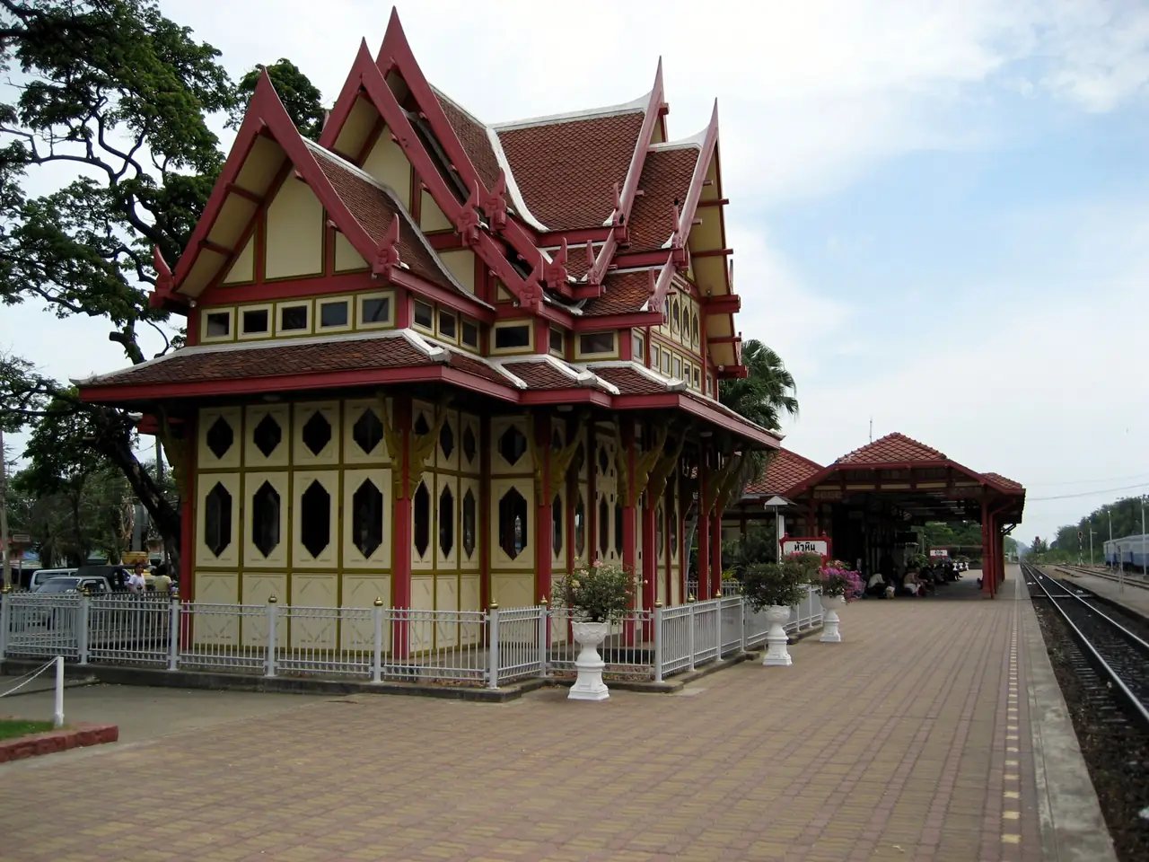 พระที่นั่งมงกุฎเกล้า ศาลารอรับเสด็จริมชานชาลาสถานีรถไฟหัวหิน ภาพของ Khaosaming จาก Wikimedia Commons
