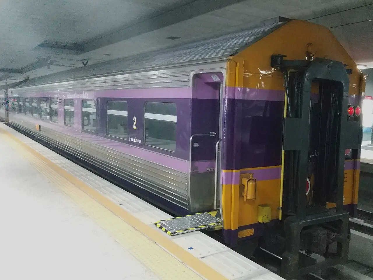 ตู้โดยสารรถไฟที่สถานีกลางกรุงเทพอภิวัฒน์ ภาพของ Suikotei จาก Wikimedia Commons